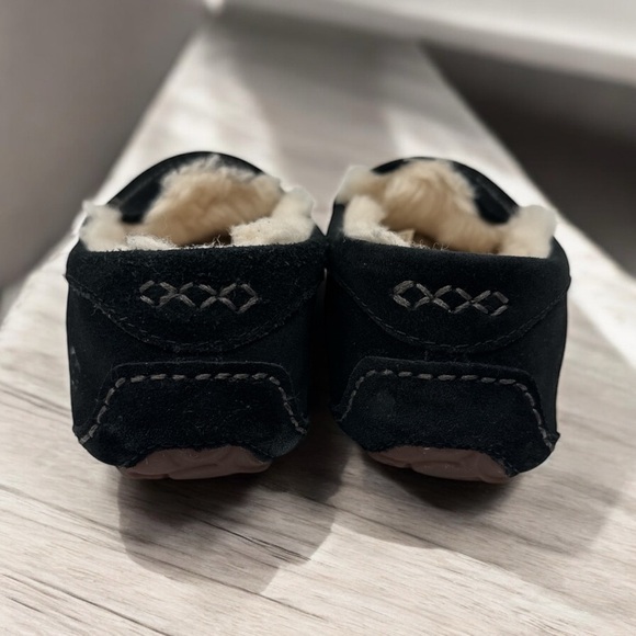 UGG Black and Cream Shearling Moccasins UGG Women's Ansley Slipper size 6 - Picture 9 of 10